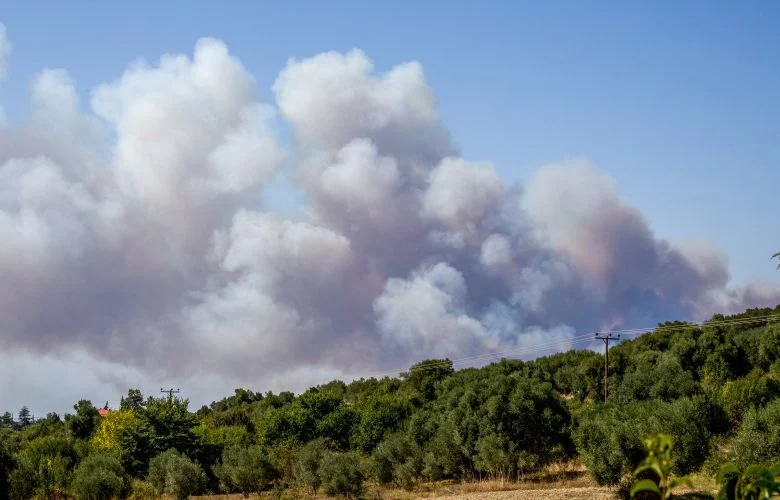 Σπίτια στις φλόγες σε Σίβηρη και Φούρκα – Τραυματίστηκαν δύο πυροσβέστες – News.gr