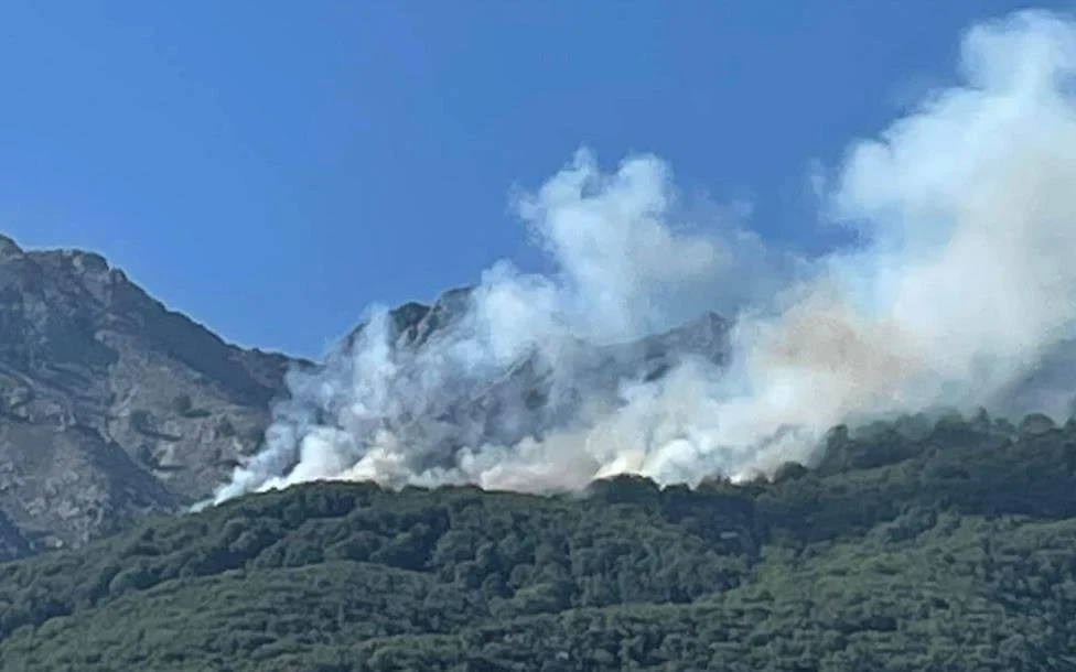 Φωτά στο Πανόραμα Αιγιαλείας: Εκκενώνονται τέσσερις οικισμοί