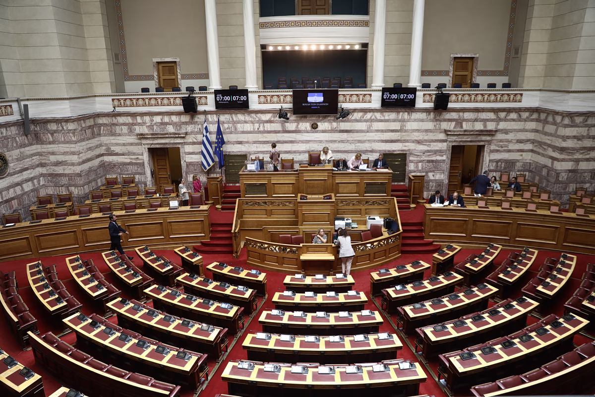 Ακρίβεια: Κρατικές παρεμβάσεις και αναδιανομή εισοδήματος, ζητά η αντιπολίτευση - «Εισαγόμενο το πρόβλημα», λέει η κυβέρνηση
