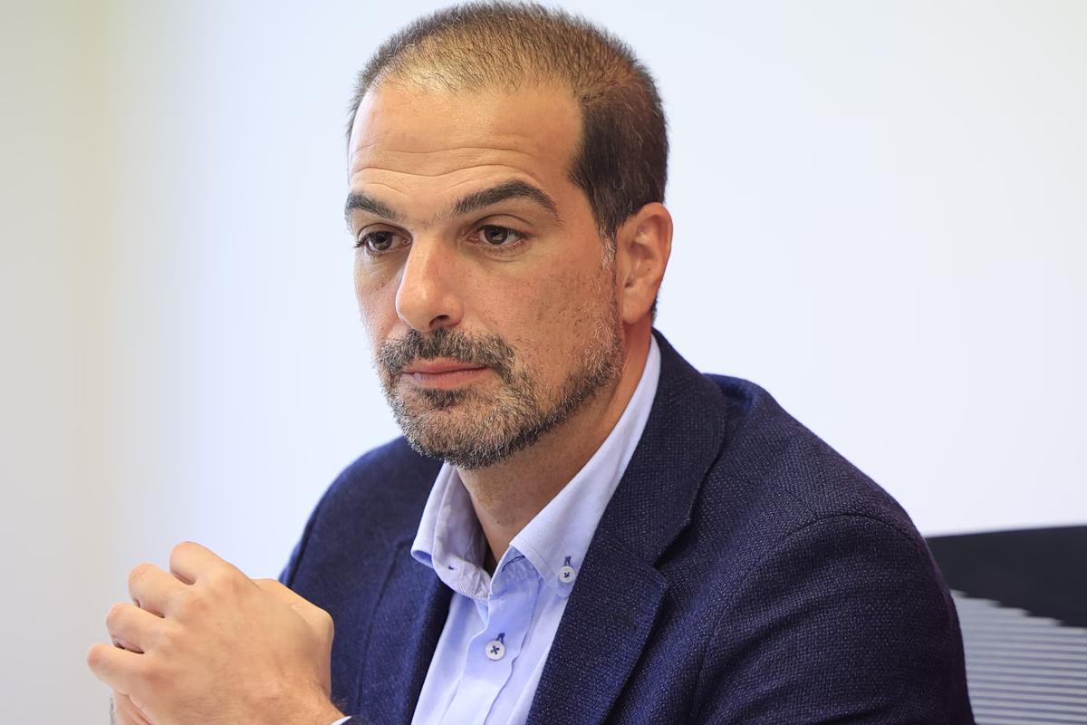 Επίθεση Σακελλαρίδη: Αδικαιολόγητη η αργοπορία της κυβέρνησης στις φωτιές – Τον Οκτώβριο το συνέδριο της Νέας Αριστεράς