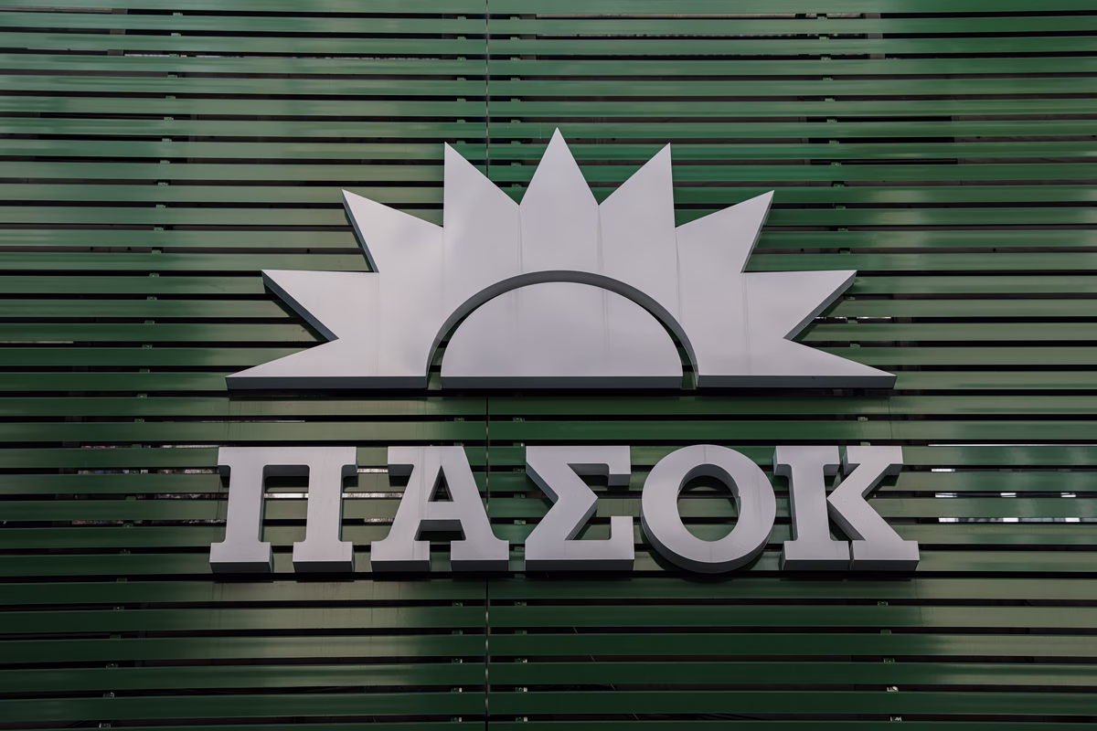 Η «βόμβα» του ιδιωτικού χρέους στα 80 δισ. ευρώ: Σφοδρά πυρά ΠΑΣΟΚ για το ξεπούλημα των κόκκινων δανείων