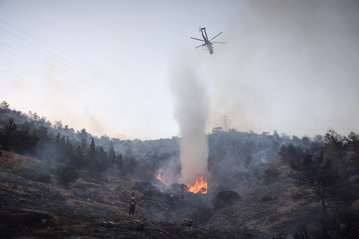Πυρκαγιά Αττικοβοιωτίας: 51 εναέρια μέσα δεν μπορούσαν να πραγματοποιήσουν ρίψεις λόγω ανέμων, είπε ο Τουρνάς