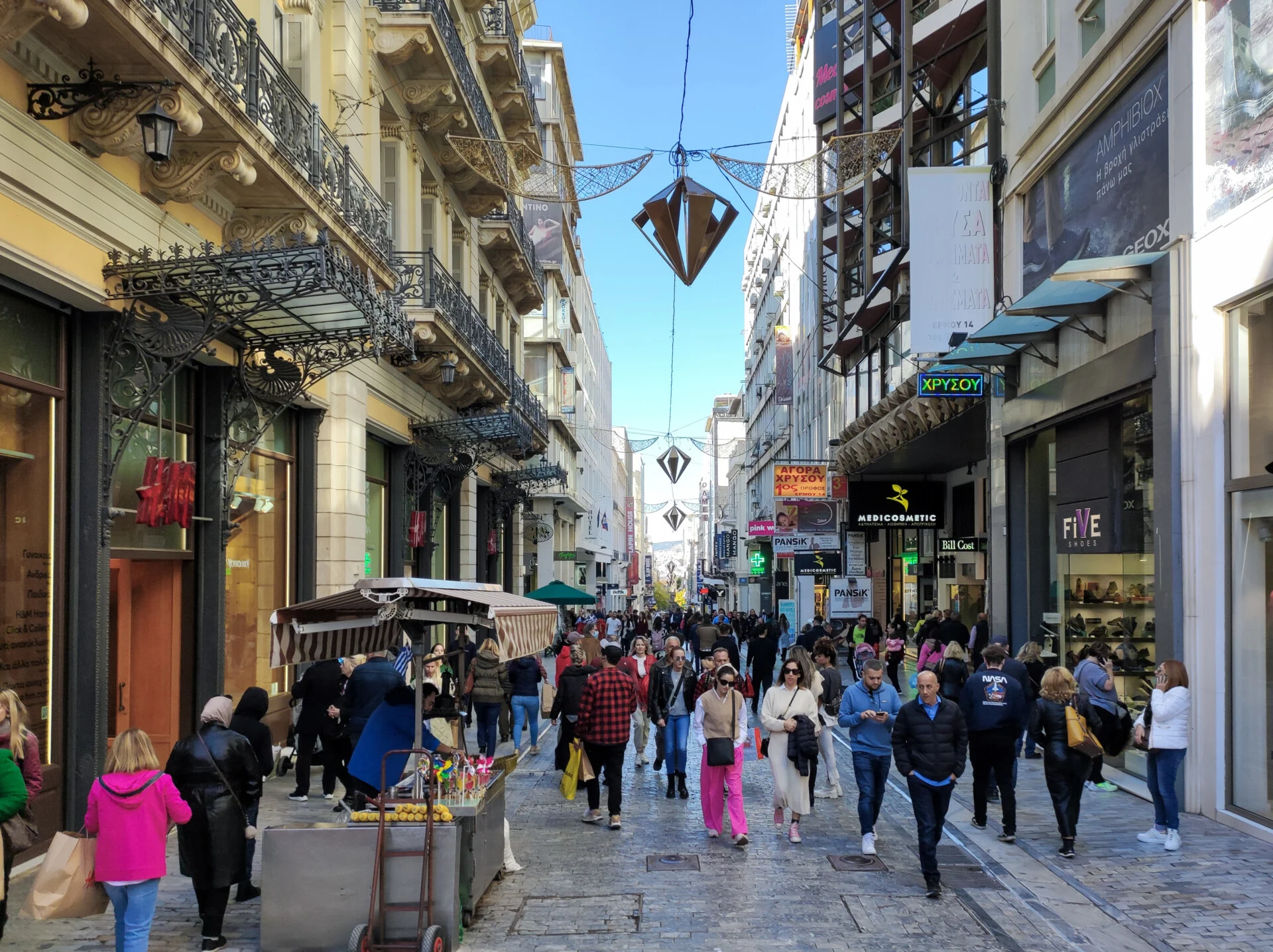 Στο ίδιο έργο θεατές ξανά και ξανά