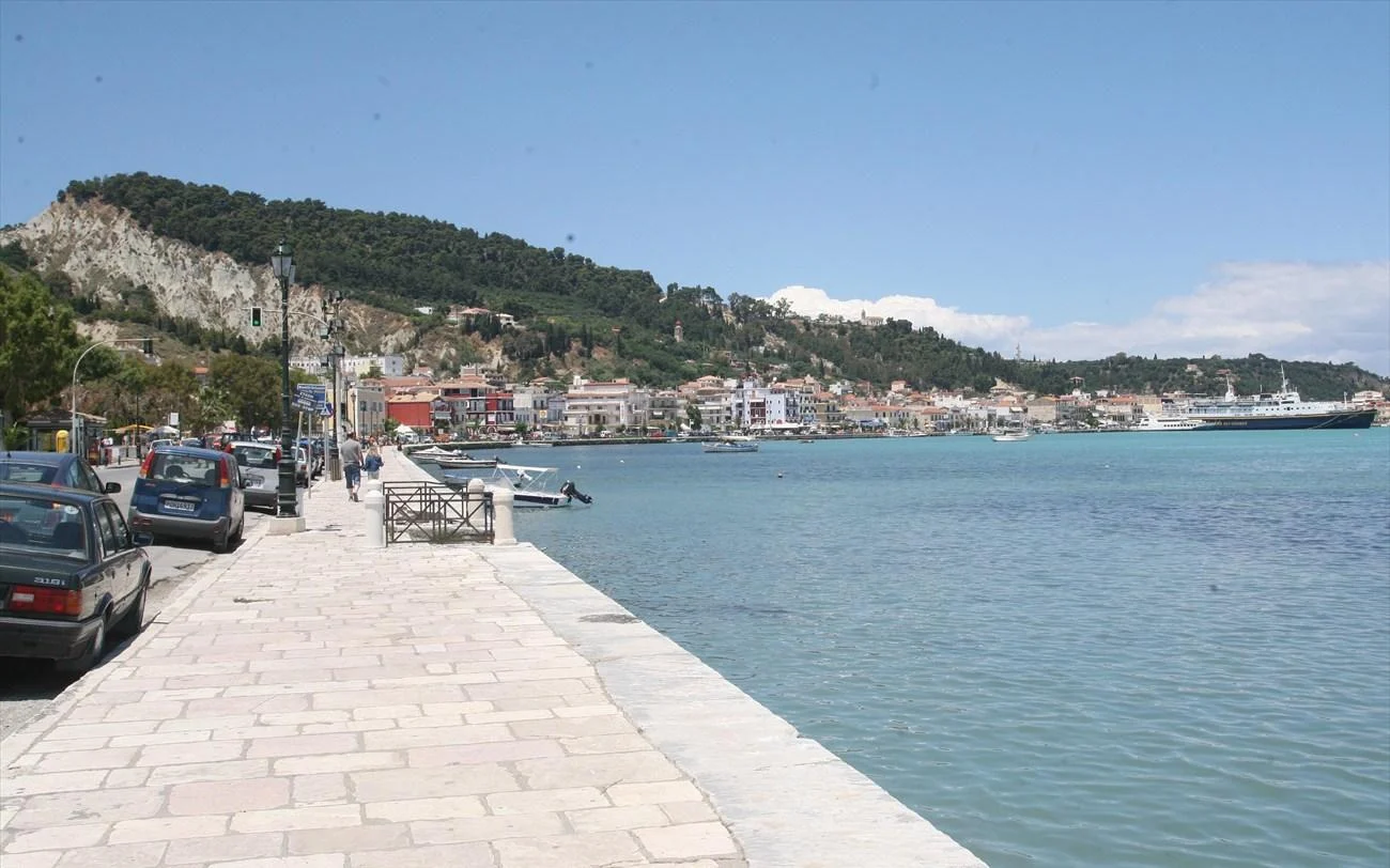 Πλοίο προσέκρουσε στο λιμάνι του Αγίου Νικολάου
