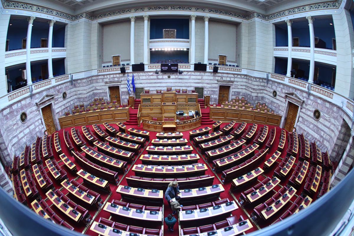 Αντιπαράθεση ΝΔ με ΠΑΣΟΚ για την υποψηφιότητα Ακρίτα - Οι «πλατείες» του Μαρινάκη και οι «χαρτοπετσέτες» του Μάντζου
