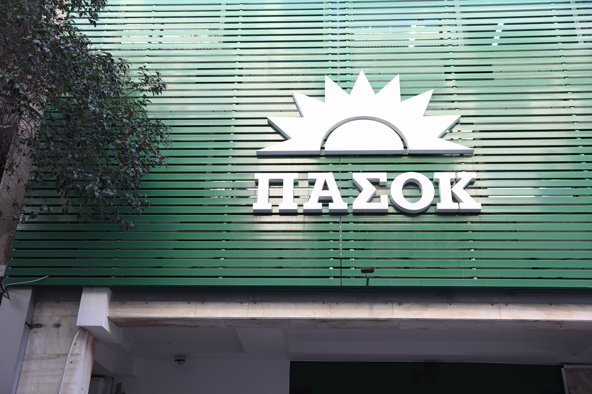 ΠΑΣΟΚ: Η Ευρώπη εξετάζει φορολογία υπερκερδών στα καύσιμα, η κυβέρνηση προστατεύει τα συμφέροντα και μοιράζει ψίχουλα