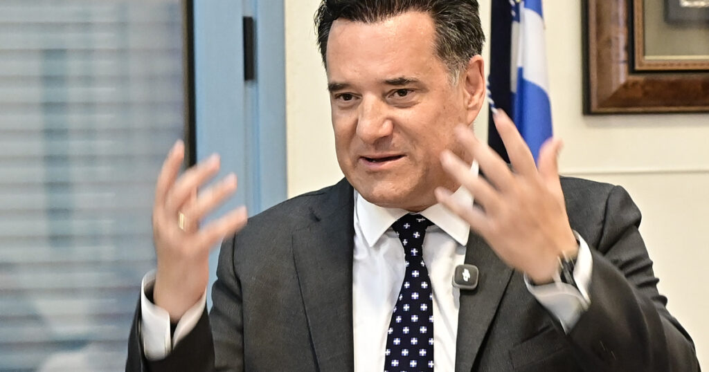 Ο Άδωνις Γεωργιάδης τα βάζει με την Έλενα Ακρίτα για τη... Μαντόνα - «Αντί να χαρεί βρήκε λόγο να μιζεριάσει»