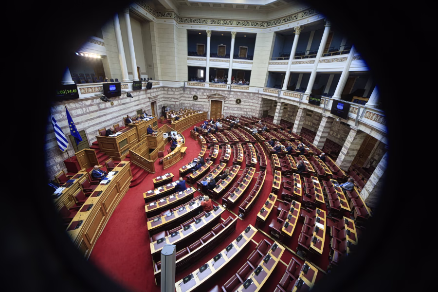 Βουλευτές μόνοι ψάχνουν πολιτική στέγη: Πώς η νέα πολιτική χρονιά θα κρίνει το μέλλον ανεξάρτητων και μη