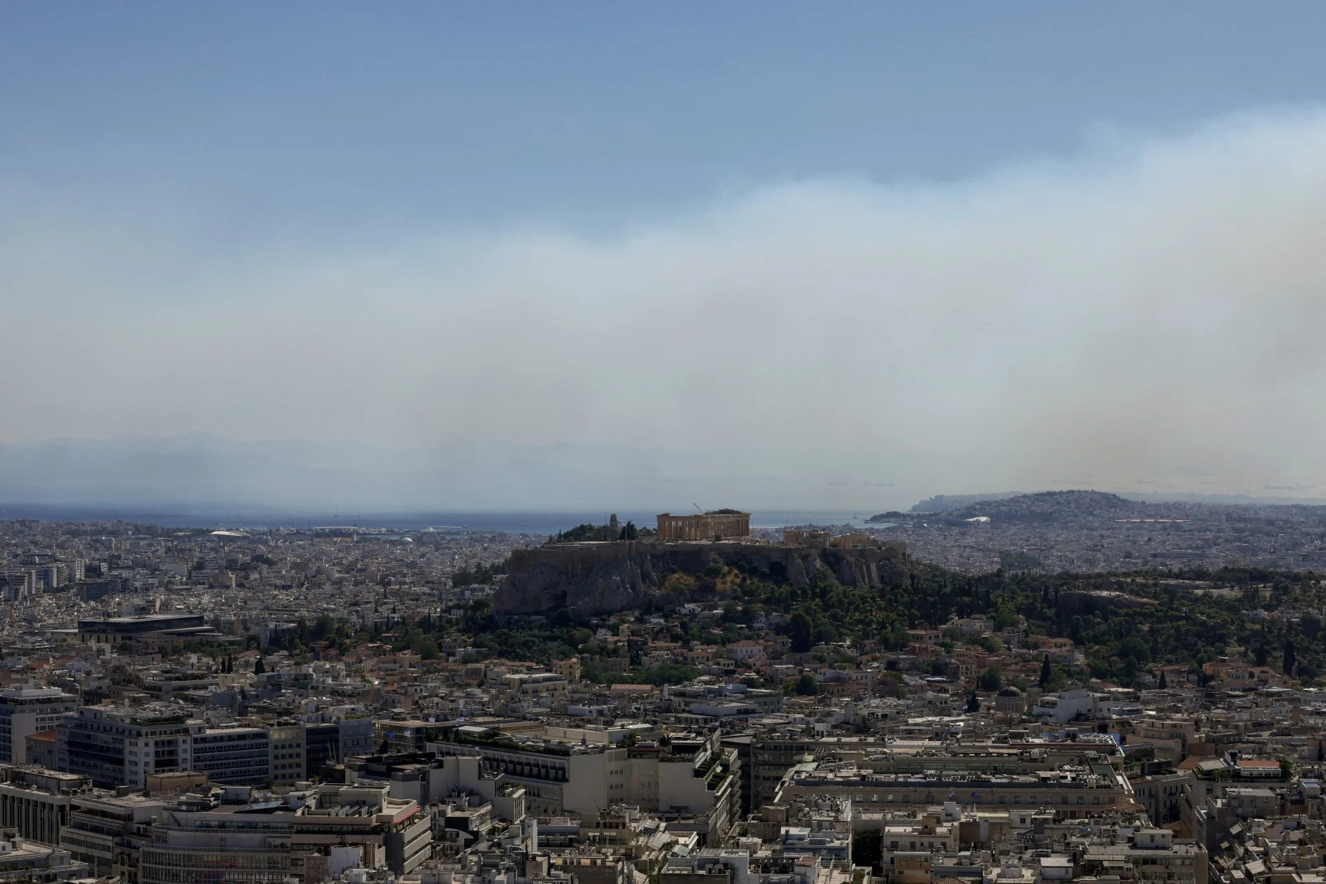 Πυρκαγιές στη Βοιωτία: Ο Αττικός ουρανός δεν έμεινε άθικτος