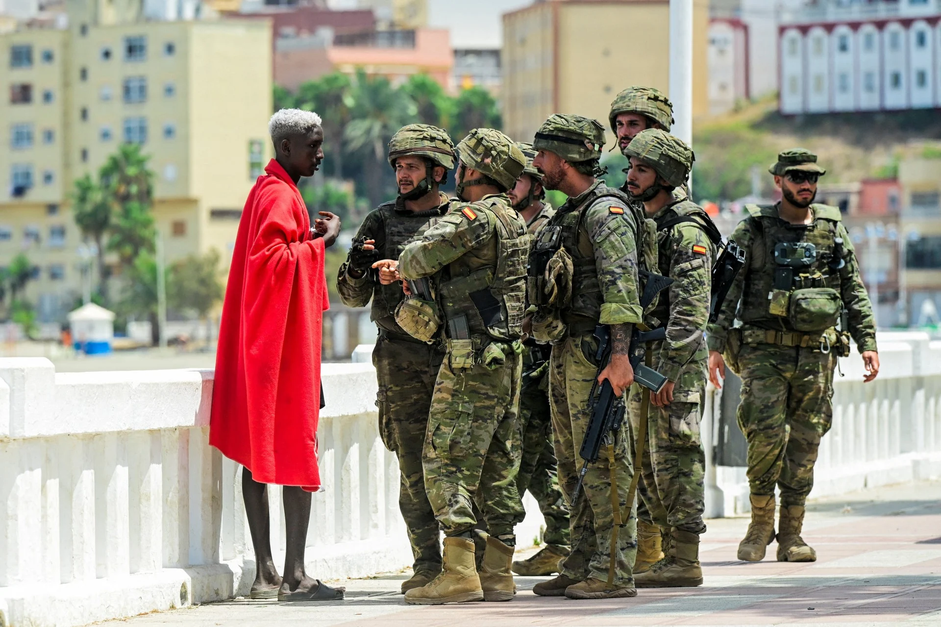Πλωτό φράγμα στη Θέουτα μετά το μεταναστευτικό κύμα