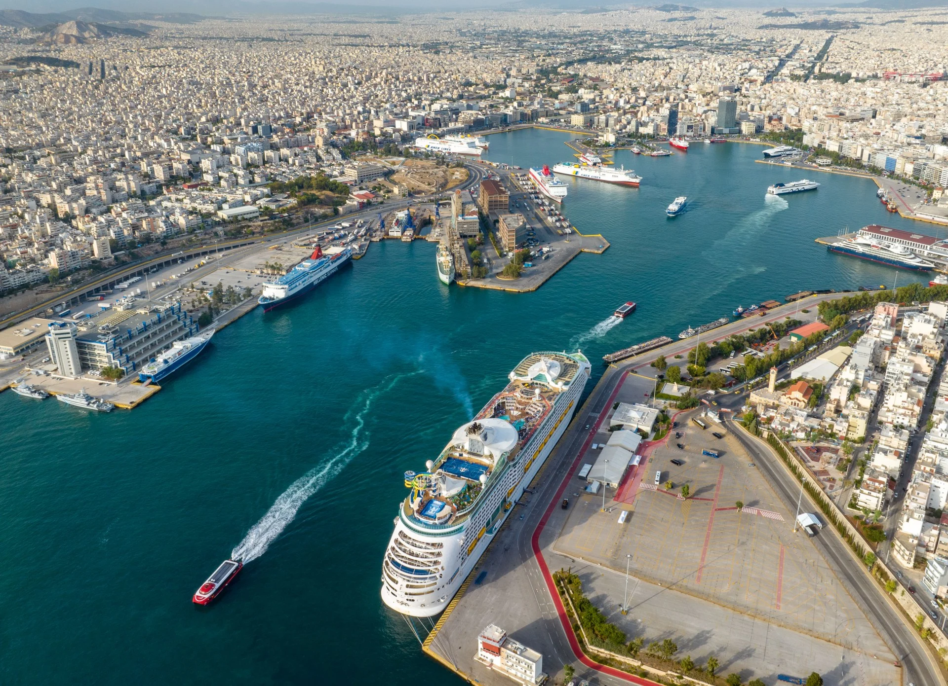 Ανοίγει τα πανιά της σε διευρυμένους ορίζοντες