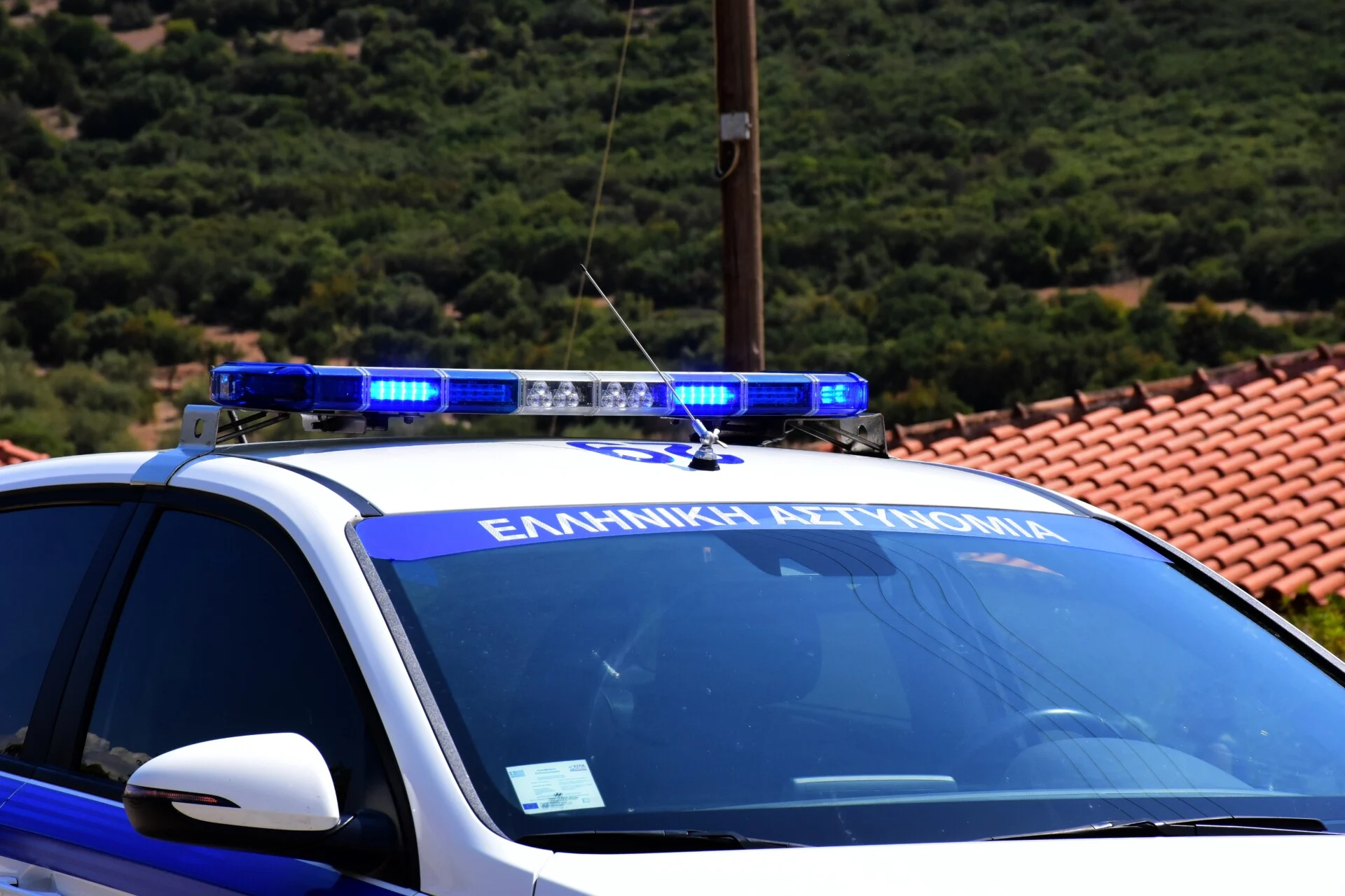 Δύο συλλήψεις για επίθεση σε βάρος τηλεοπτικού συνεργείου κατά τη διάρκεια της πυρκαγιάς στη Σίβηρη