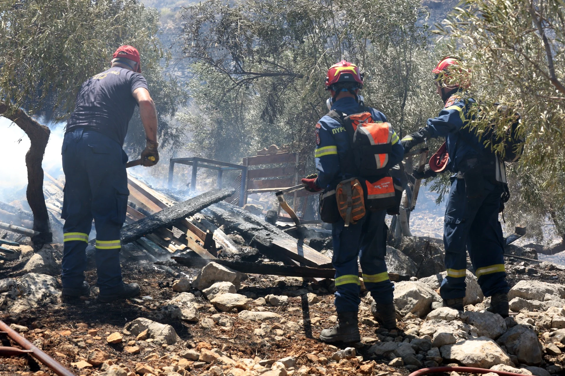 Αίγιο: Βελτιωμένη η εικόνα στην πυρκαγιά