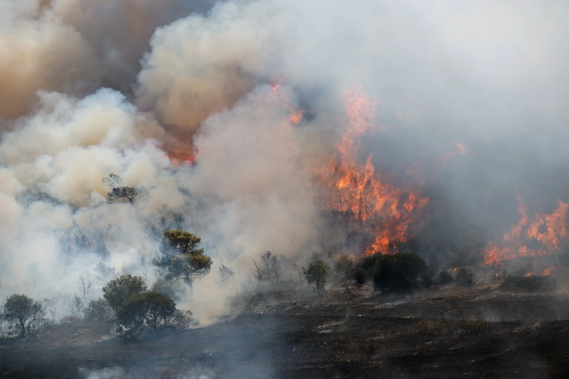Σε ετοιμότητα Λιμενικό και σκάφη της Πυροσεβστικής σε Ψάθα, Νέα Περάμο, Πάχη Μεγάρων