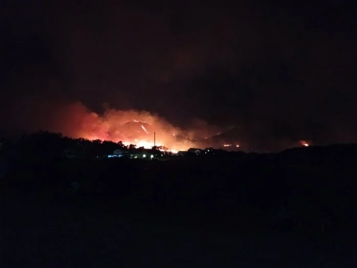 Φωτιά στην Κεφαλονιά: Διαδοχικά μηνύματα από το 112