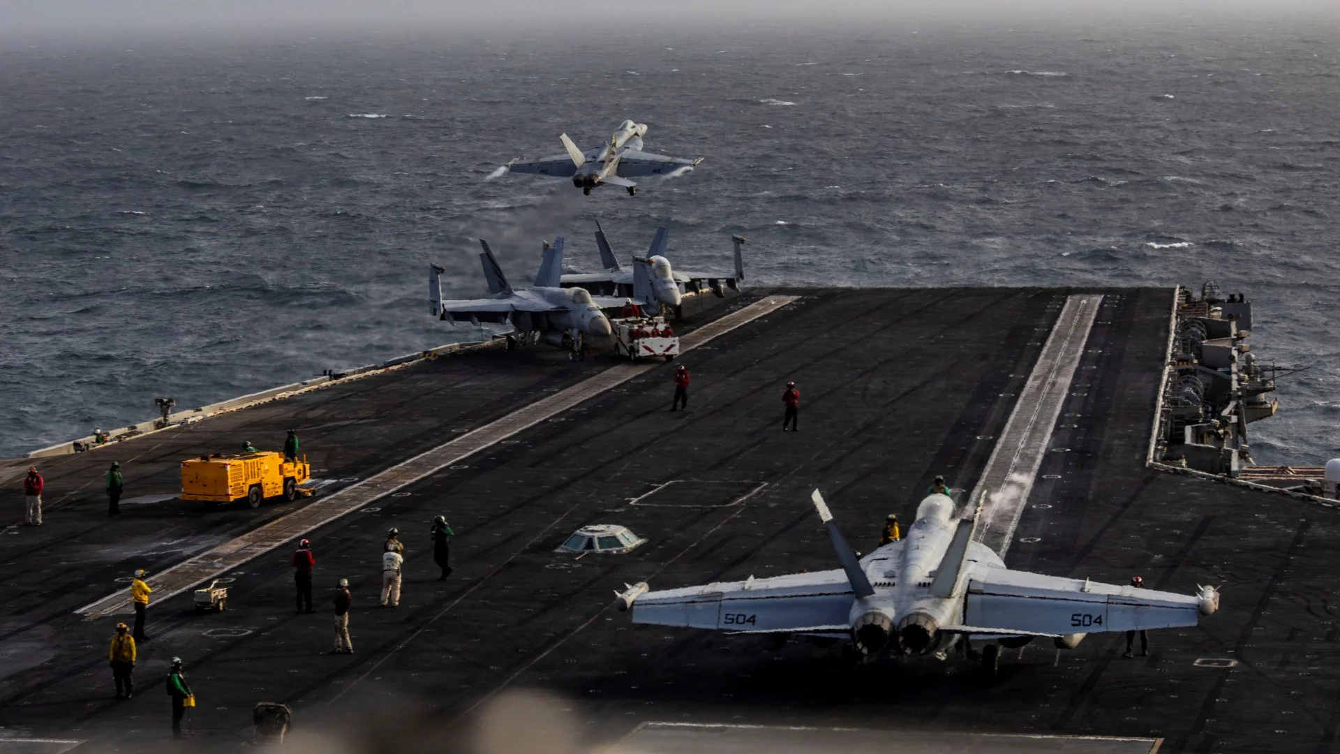 Το USS Abraham Lincoln πλέει στην απελπισία