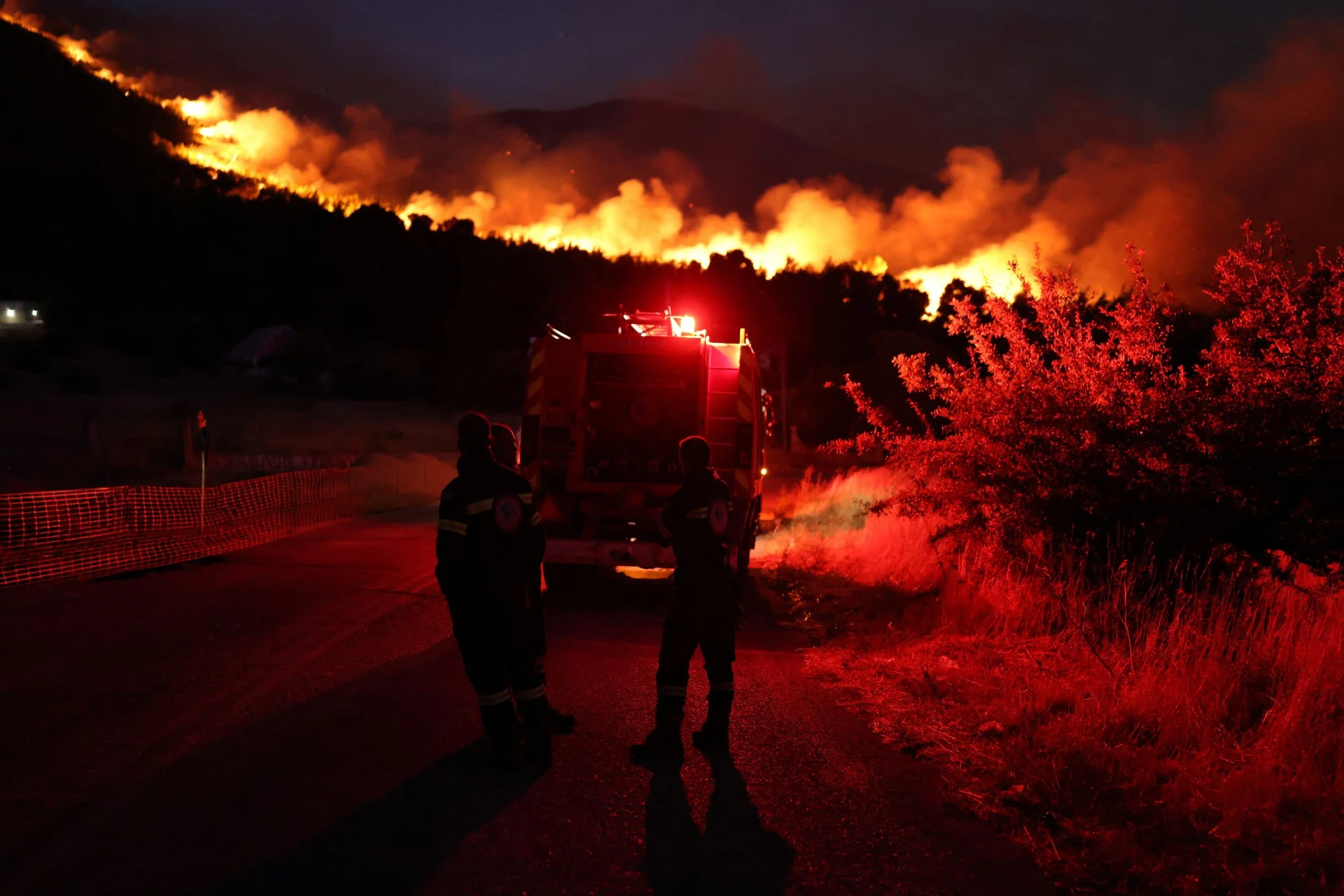 Μάχη με τις φλόγες στη Δυτική Αττική