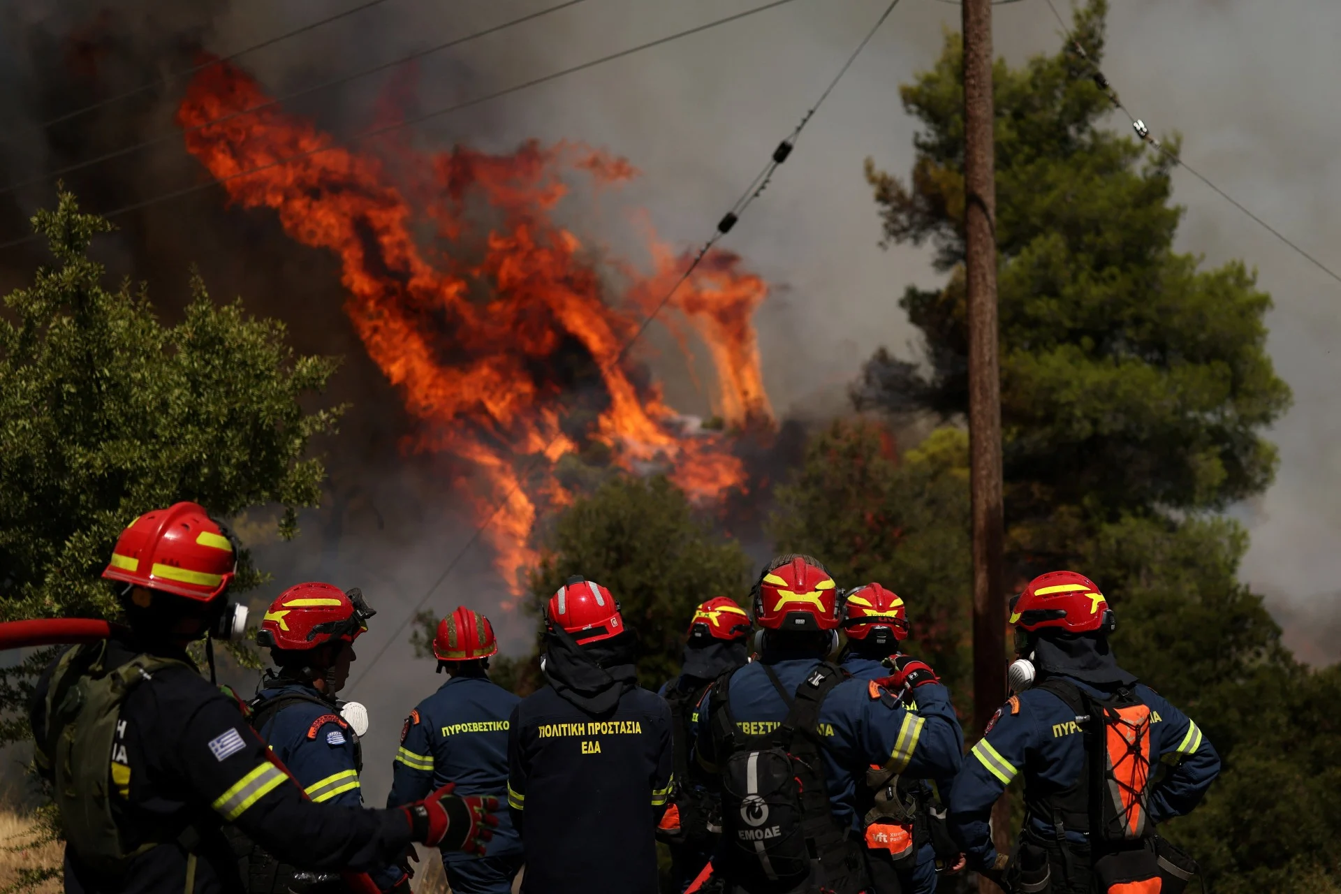 Φωτιά στη Δυτική Αττική: Συνεχίζεται η μάχη στα πύρινα μέτωπα