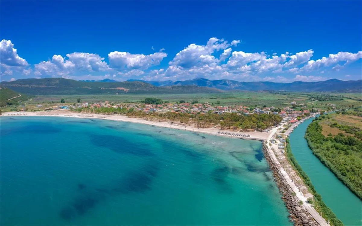 Ρηχά τιρκουάζ νερά, χρυσή άμμος και η μαγεία του Αχέροντα