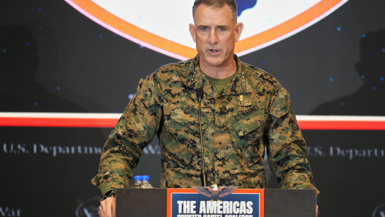 Ο επικεφαλής της SOUTHCOM στην Κολομβία για συνομιλίες σχετικά με τον πόλεμο κατά των ναρκωτικών