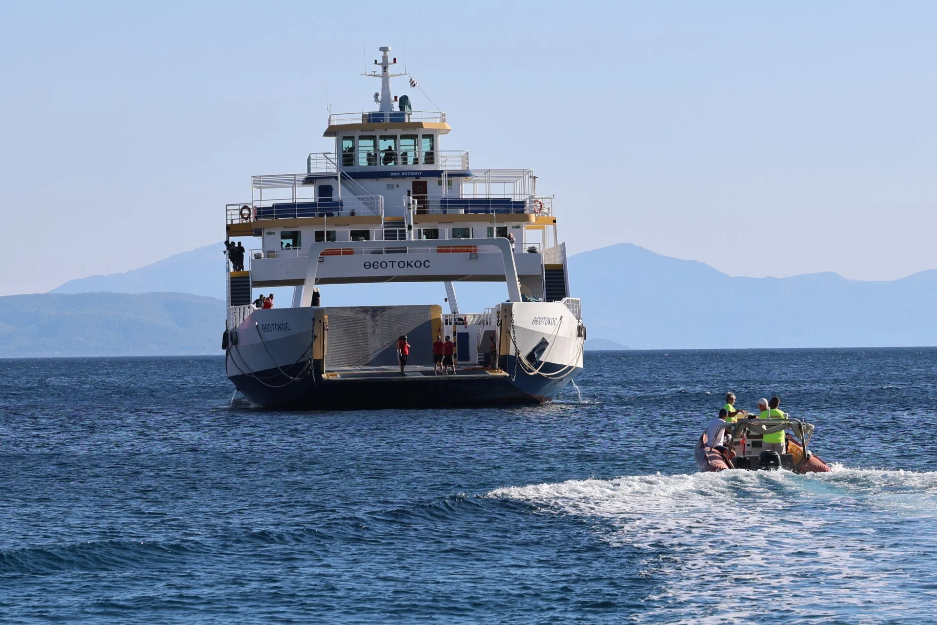 502 πολίτες απομακρύνθηκαν δια θαλάσσης από τις φλεγόμενες περιοχές
