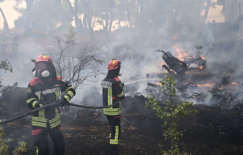 Το βάρος πέφτει στις επίγειες δυνάμεις σε Ψάθα και ΒΙΠΕ Μεγάρων – News.gr