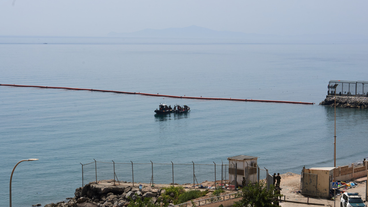 Η Ισπανία εγκαθιστά πλωτό φράγμα στη Θέουτα μετά την απόπειρα εισόδου μεταναστών