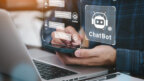 Άνοδος στη χρήση chatbots για ειδήσεις – Σε χαμηλό δεκαετίας η εμπιστοσύνη στα μέσα ενημέρωσης