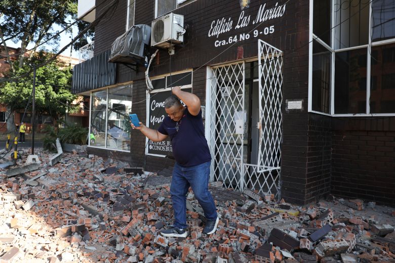 Στους 77 οι νεκροί – Καταρρεύσεις κτιρίων στο Κάλι, άνθρωποι εγκλωβισμένοι – News.gr