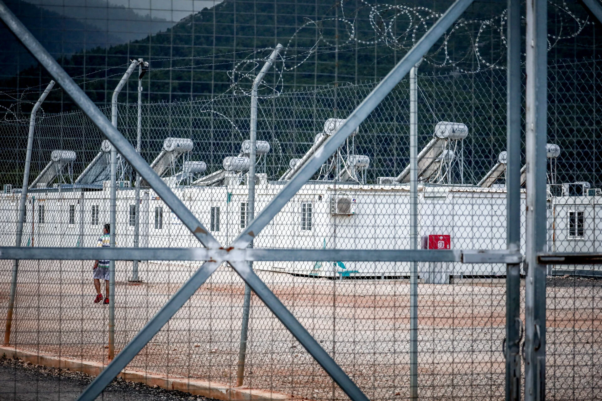 Πέταξαν πέτρες κατά των αστυνομικών και δραπέτευσαν