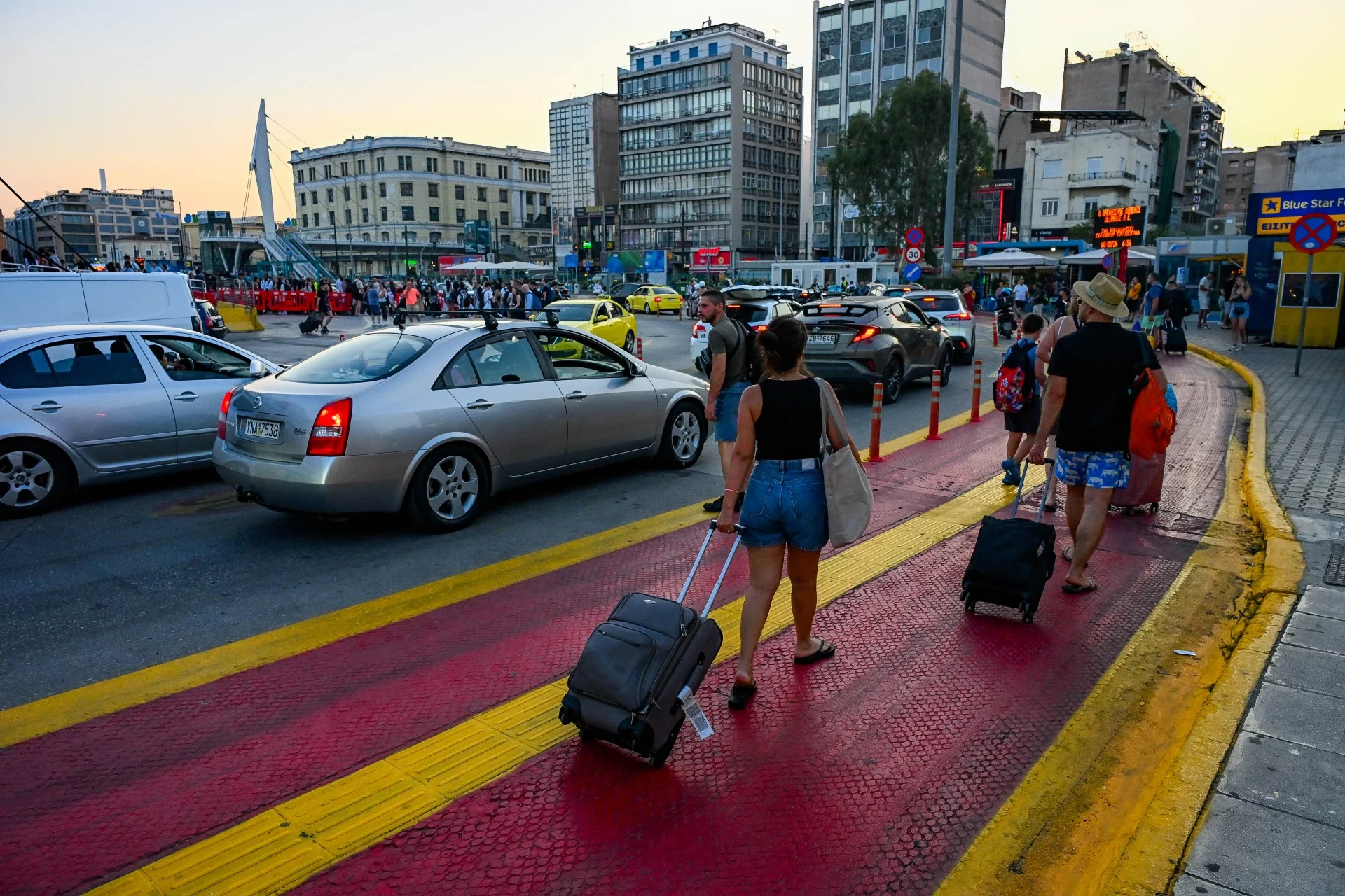 Χιλιάδες αναχώρησαν από τα λιμάια Πειραιά, Ραφήνας και Λαυρίου