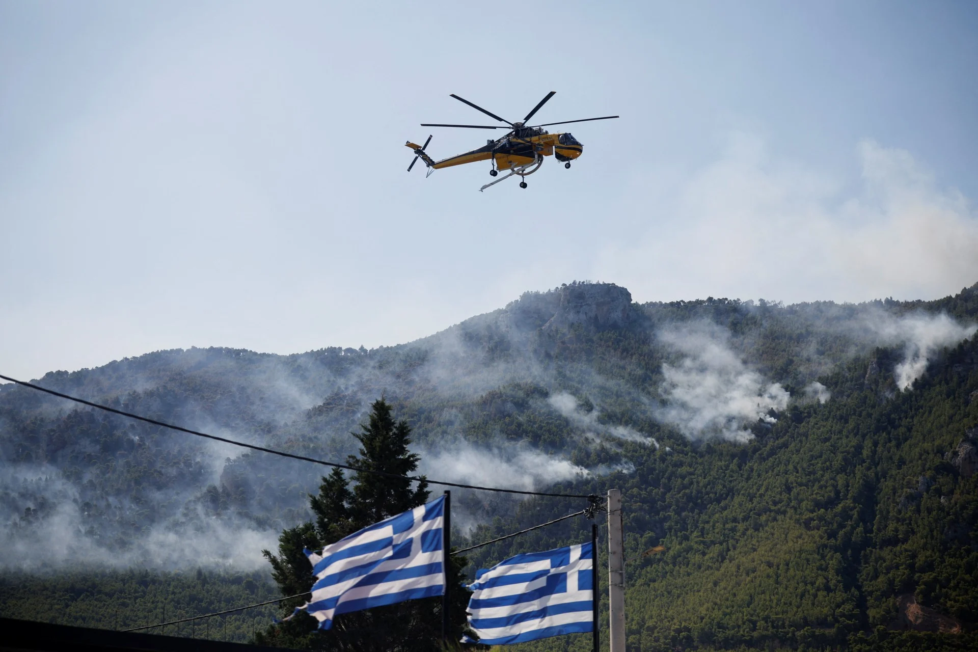 Φωτιά τώρα στην Περαχώρα Κορινθίας