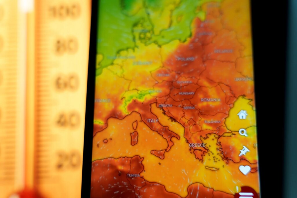 Καύσωνας και ριπές ανέμων έως 9 μποφόρ