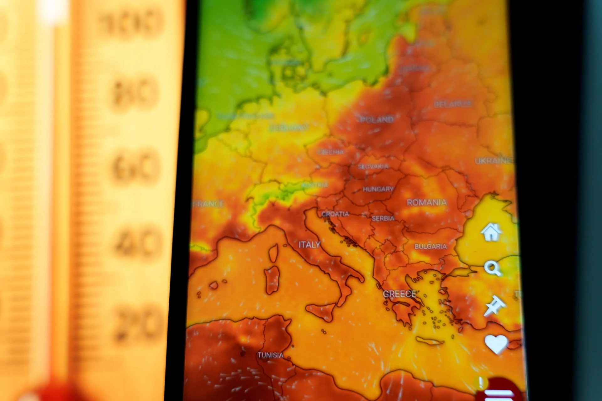 Καύσωνας και ριπές ανέμων έως 9 μποφόρ