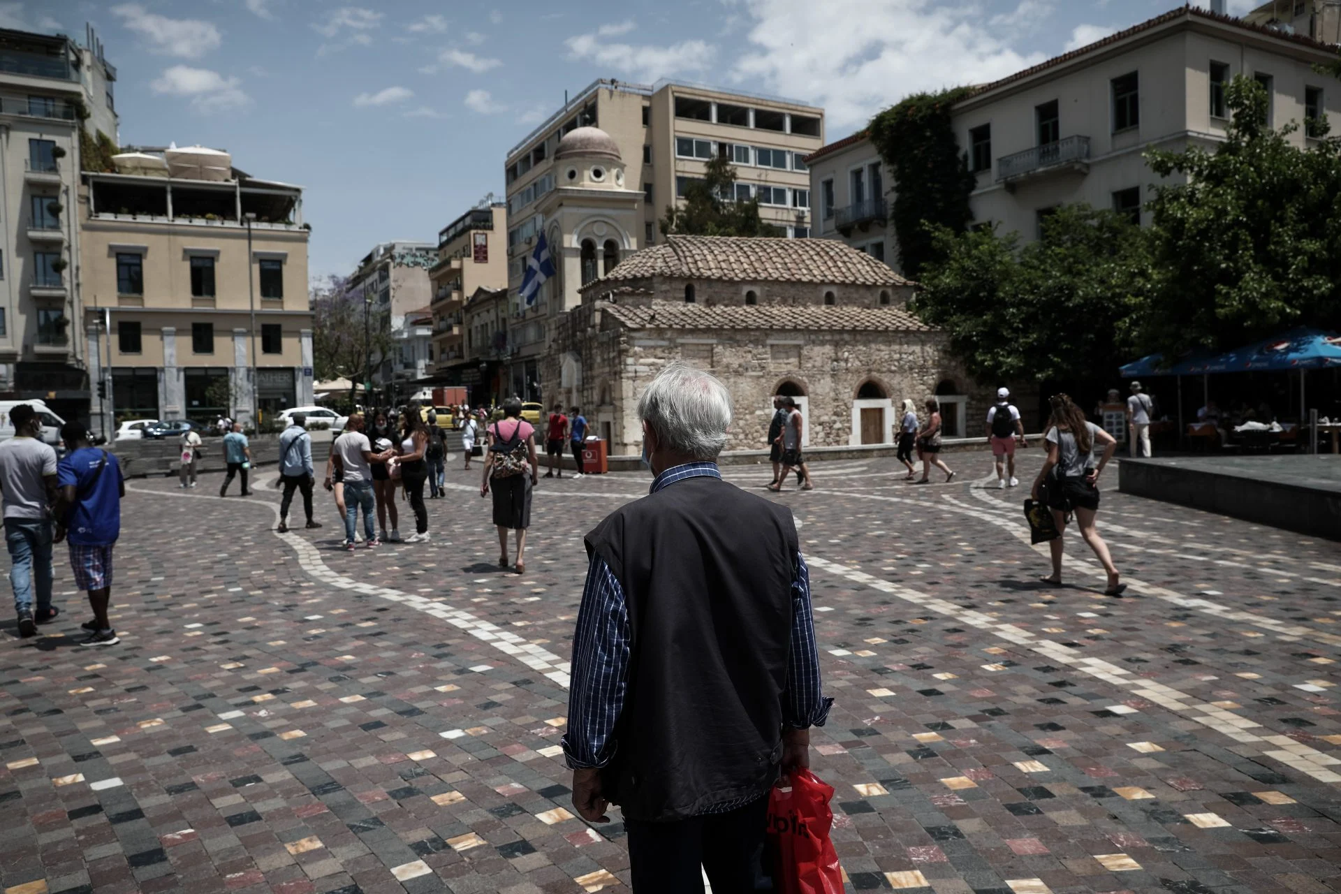 Συντάξεις και χρέη που καταδυναστεύουν