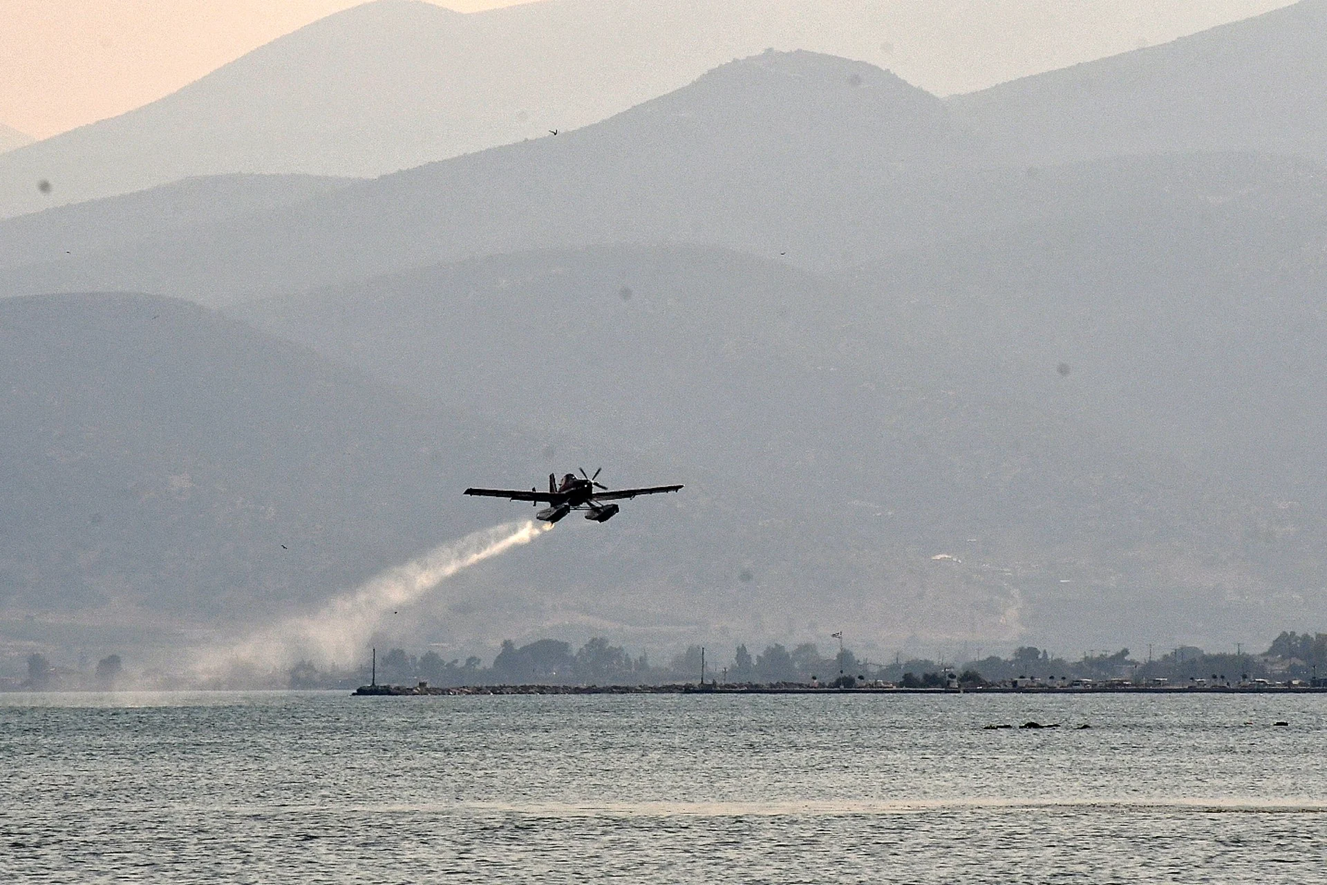Πυρκαγιά στη Σκύρο: «Ανοίγει» το μέτωπο, εκκενώνονται οικισμοί