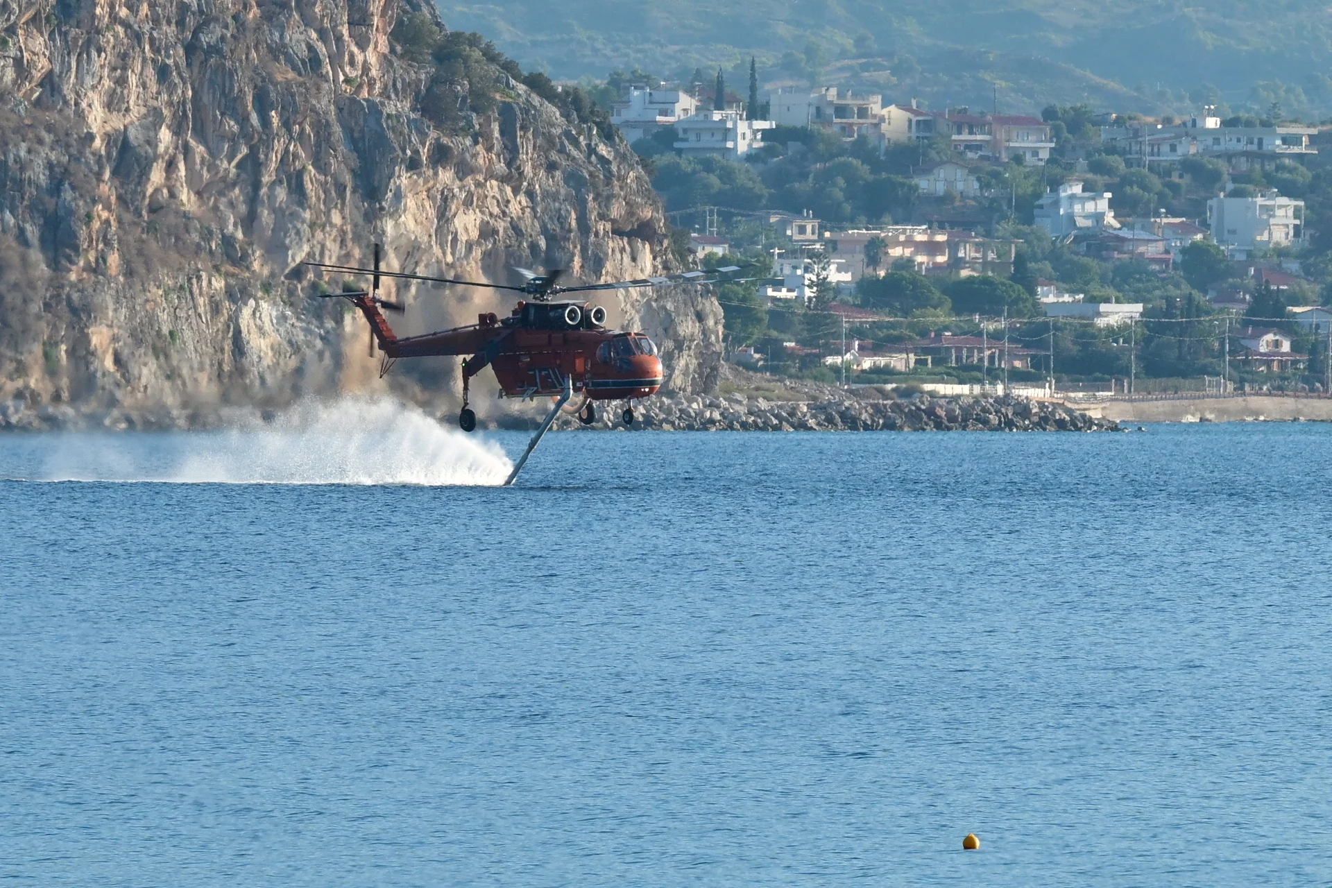 Βελτιωμένη η εικόνα – Επιμένει η Πυροσβεστική για τυχόν αναζωπυρώσεις και καπνογόνα σημεία