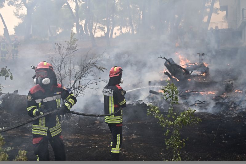 Αδιάκοπα επιχειρούν οι πυροσβεστικές δυνάμεις για την τεράστια πυρκαγιά στη Δυτική Αττική – Η πληγείσα έκταση έχει ξεπεράσει τα 130.000 στρέμματα