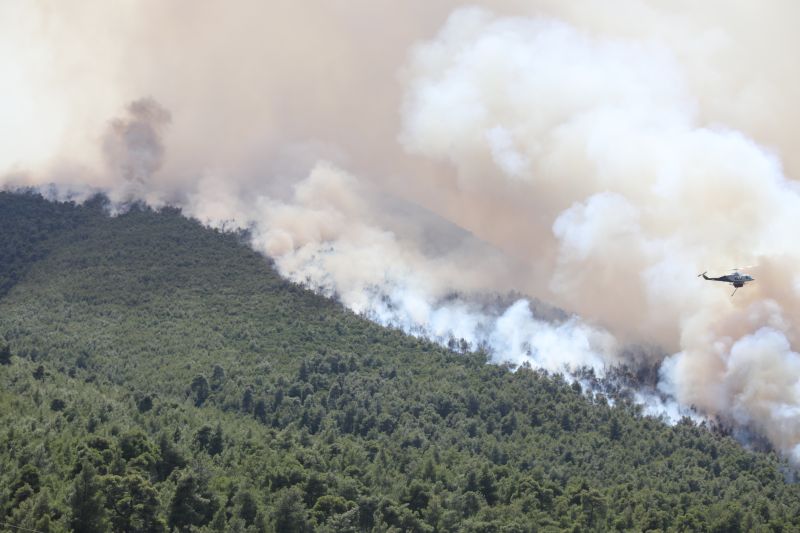 Σε δύο βασικές ζώνες οι σημαντικότερες ενεργές εστίες της πυρκαγιάς στη Δυτική Αττική