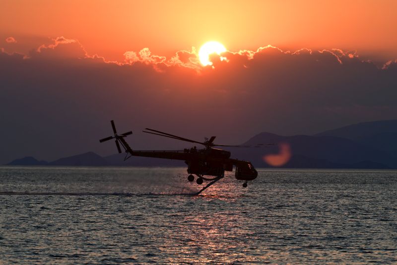 Σε διάσπαρτες εστίες επιχείρησαν όλη τη νύχτα οι πυροσβεστικές δυνάμεις – Σε πλήρη επιφυλακή για τις αναζωπυρώσεις – News.gr