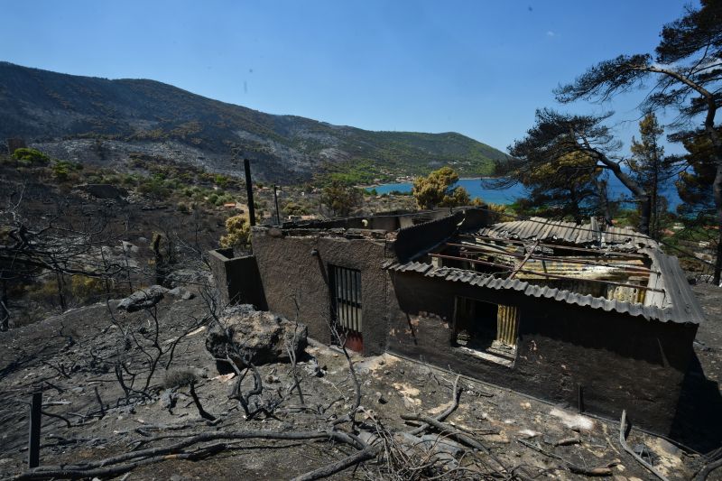 Ξεκίνησαν οι αυτοψίες στις πληγείσες περιοχές της πυρκαγιάς της Δυτικής Αττικής – Το Πόρτο Γερμενό επισκέφθηκε ο Ευάγγελος Τουρνάς