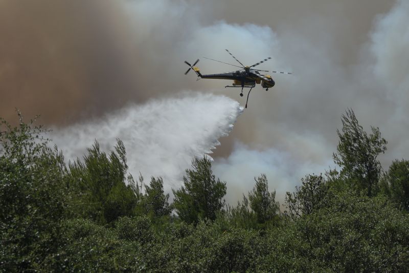 Μάχη με τις φλόγες συνεχίζουν να δίνουν οι πυροσβεστικές δυνάμεις στην μεγάλη πυρκαγιά στη Δυτική Αττική – Η φωτιά μπήκε στην Αγία Σκέπη