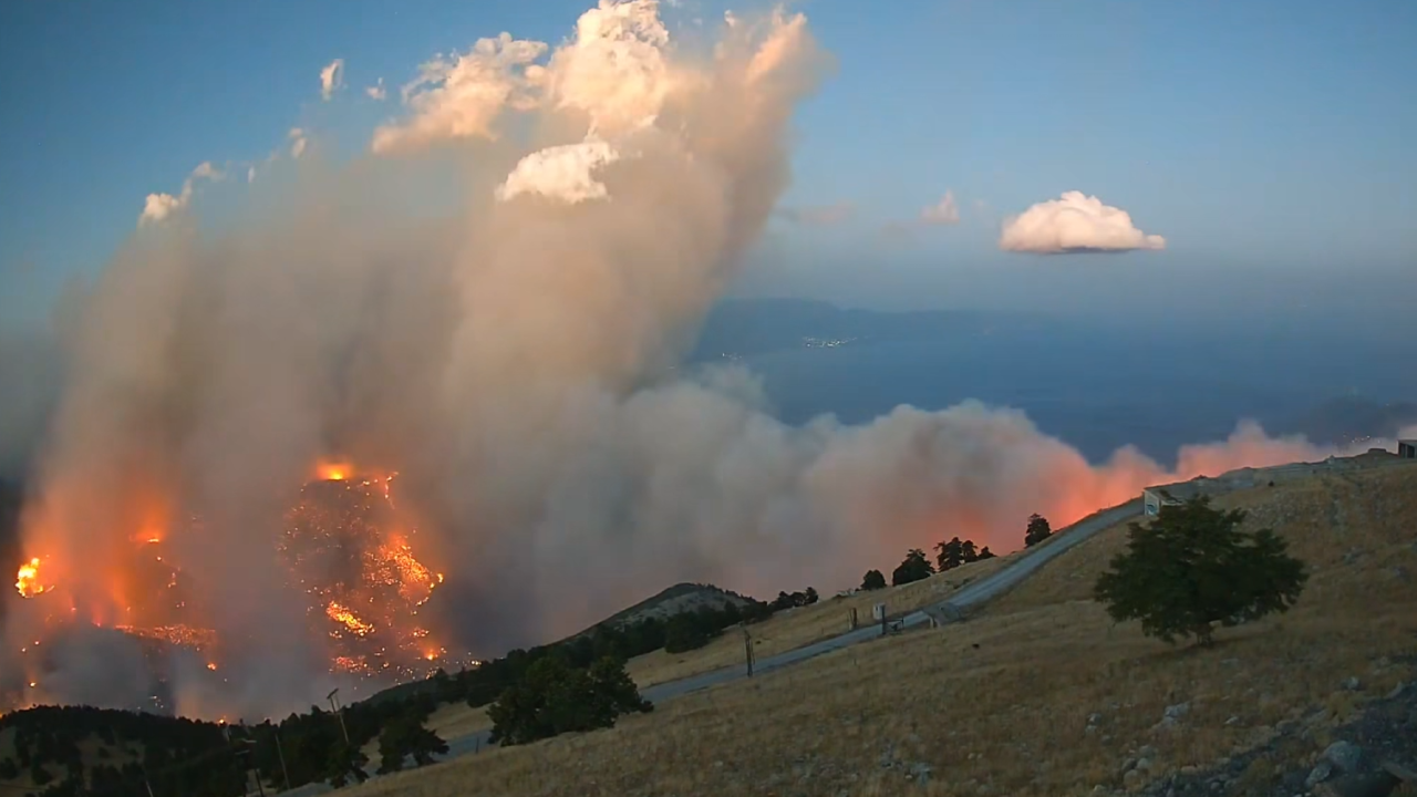 Timelapse βίντεο από τη ραγδαία εξάπλωση της φωτιάς στις πλαγιές του Κιθαιρώνα