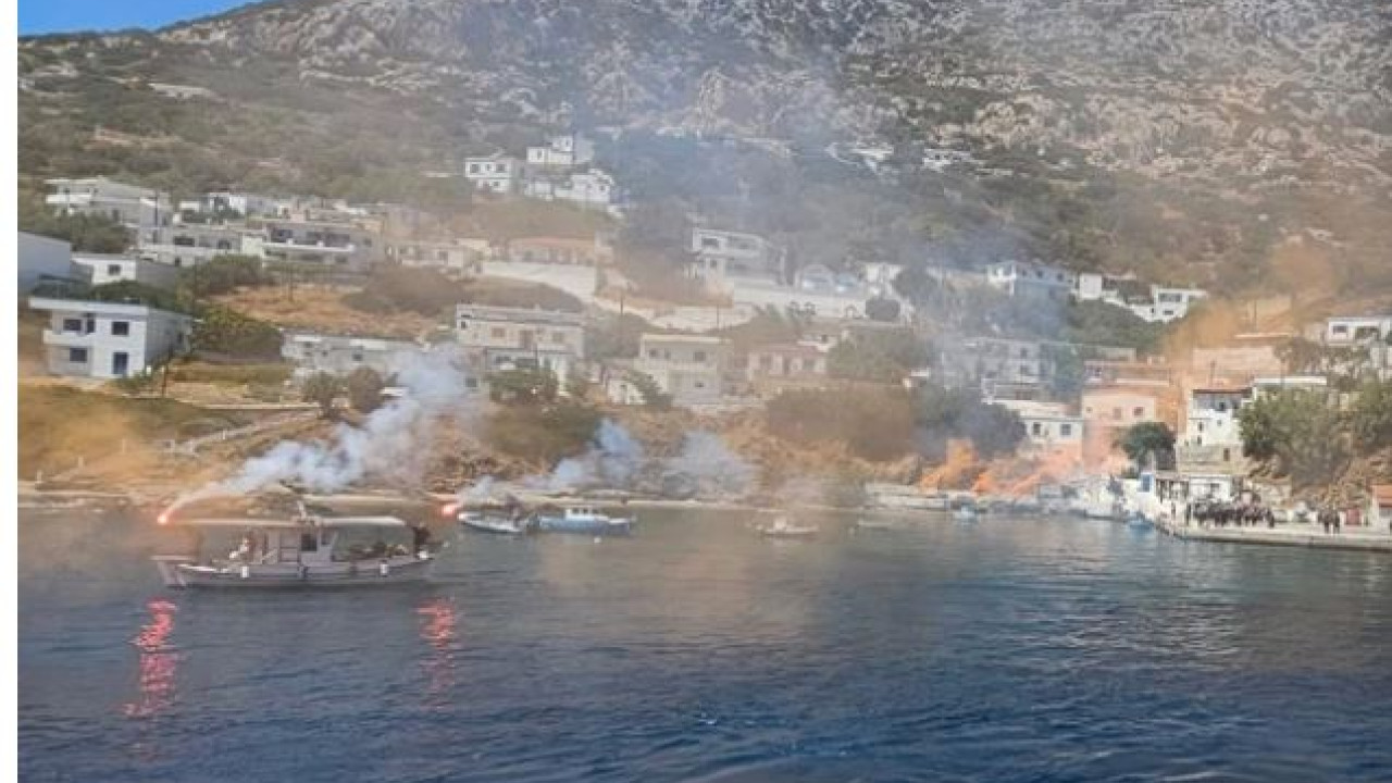 Με κόρνες και καπνογόνα αποχαιρέτησαν τον δήμαρχο Φούρνων, Δημήτρη Καρύδη