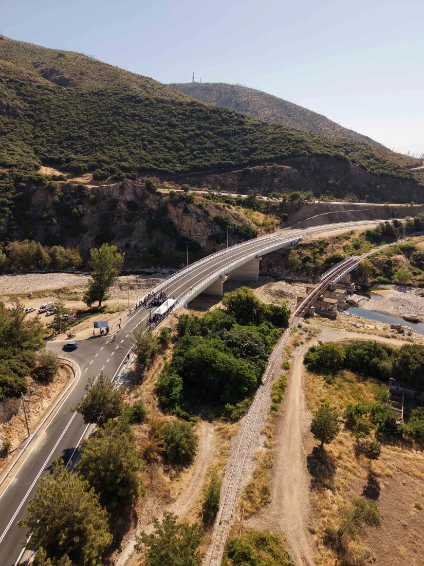 Παραδόθηκε στην κυκλοφορία μετά από σχεδόν 9 χρόνια η νέα γέφυρα Κομψάτου