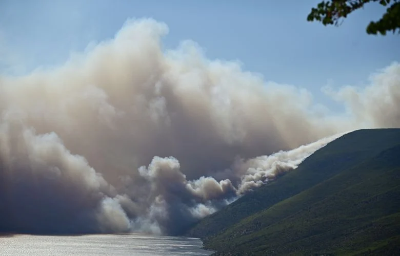 Μαίνονται τα πύρινα μέτωπα σε Βοιωτία και Πόρτο Γερμενό – Διαδοχικά 112 για εκκενώσεις οικισμών