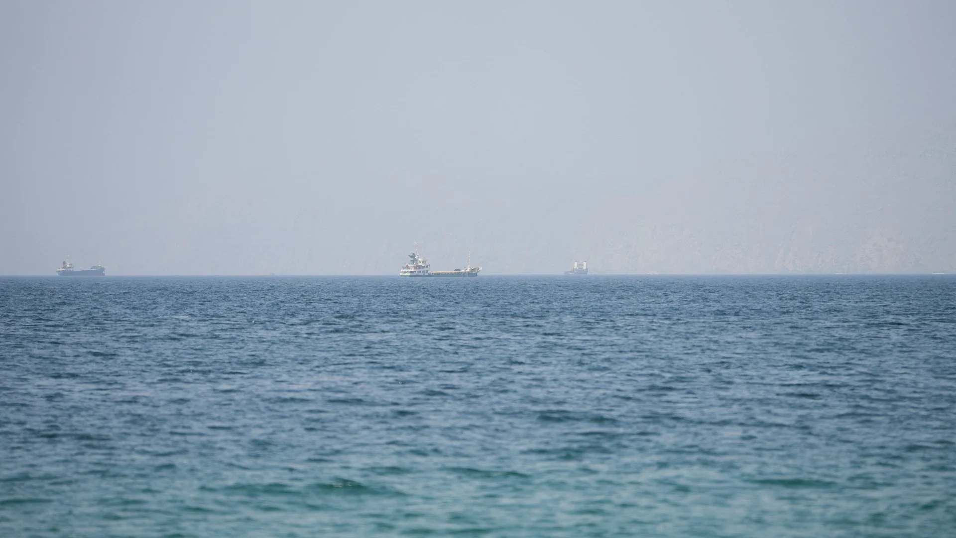 Το Ιράν επιτέθηκε με πύραυλο σε πλοίο της ADNOC στα Στενά του Ορμούζ
