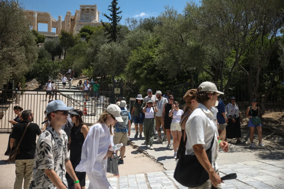 Το αξεσουάρ που έγινε απαραίτητο για τους τουρίστες της Αθήνας