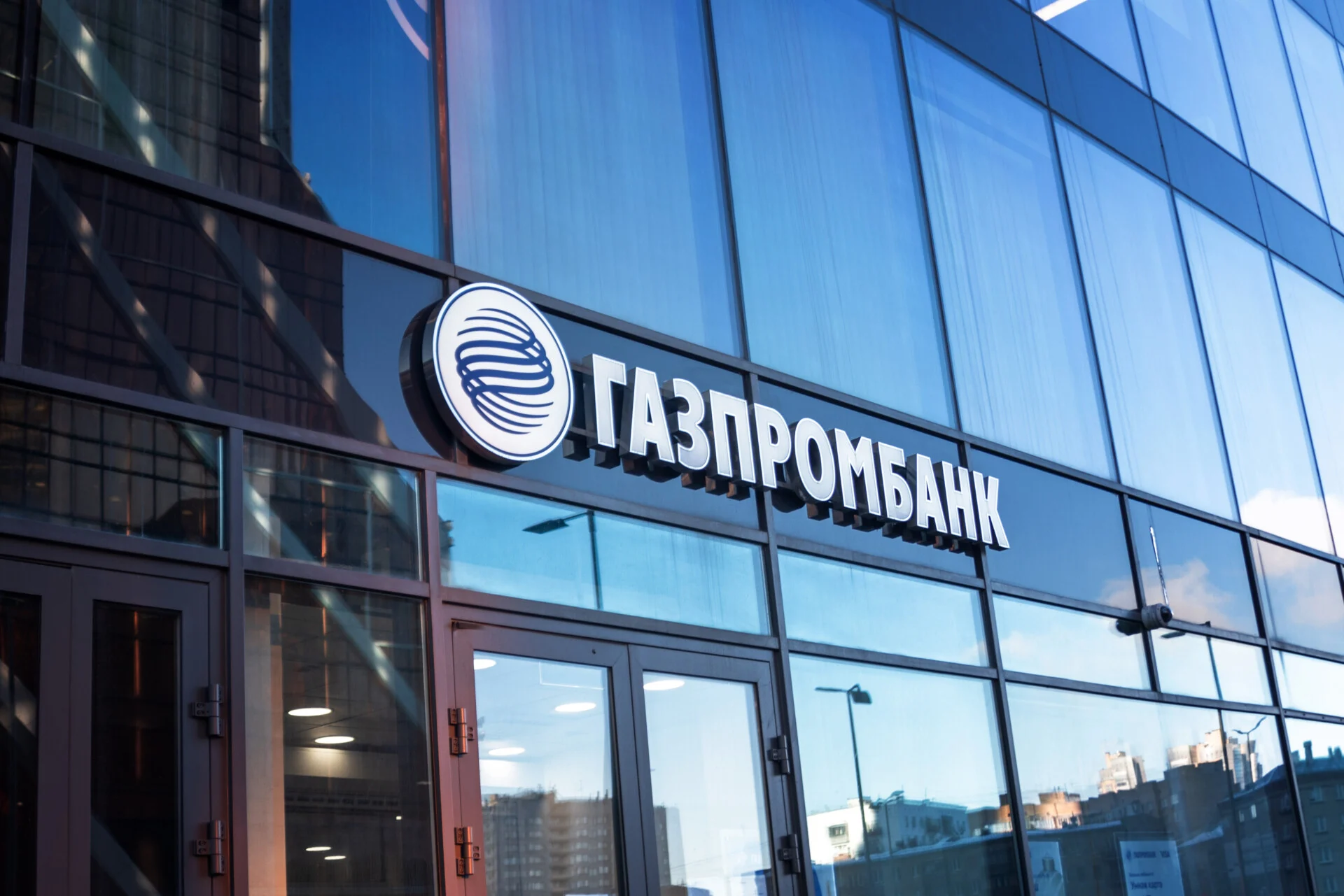 Πώς 4 Ρώσοι τραπεζίτες έβγαλαν εκατομμύρια από τις ευρωπαϊκές κυρώσεις