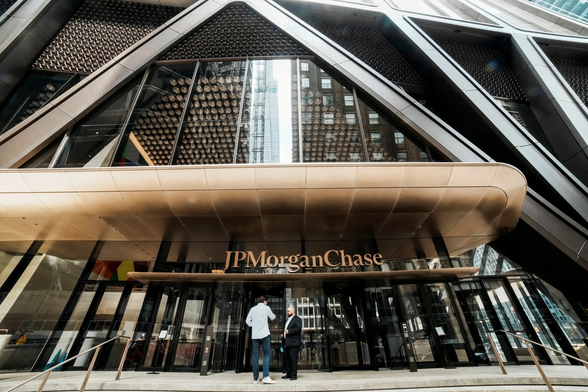 Η JPMorgan στοχεύει σε επενδυσεις 750 δισεκ. δολαρίων σε κατοικίες έως το 2035